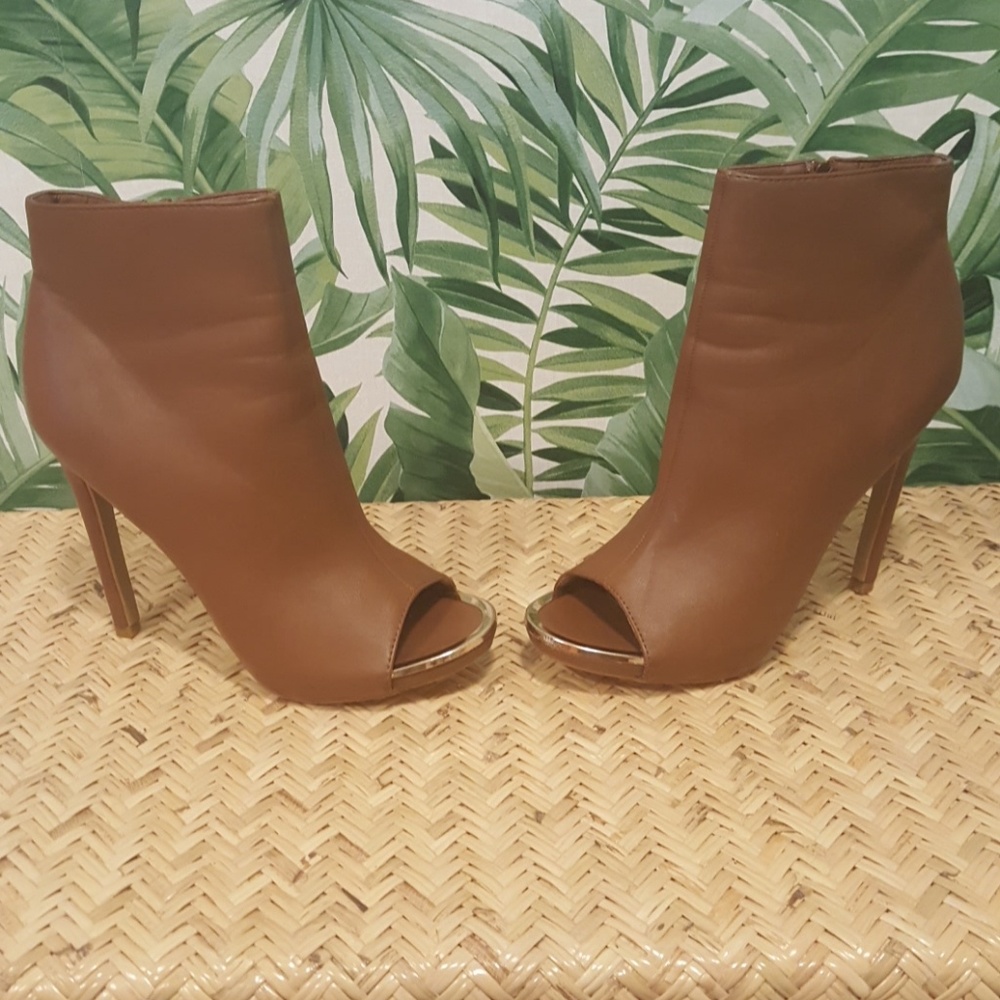 💖 Cognac Ankle Booties w Gold Peep Toe 💖